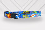 Graffiti Halsband Blå – halsband med plastspänne från Vareli.se